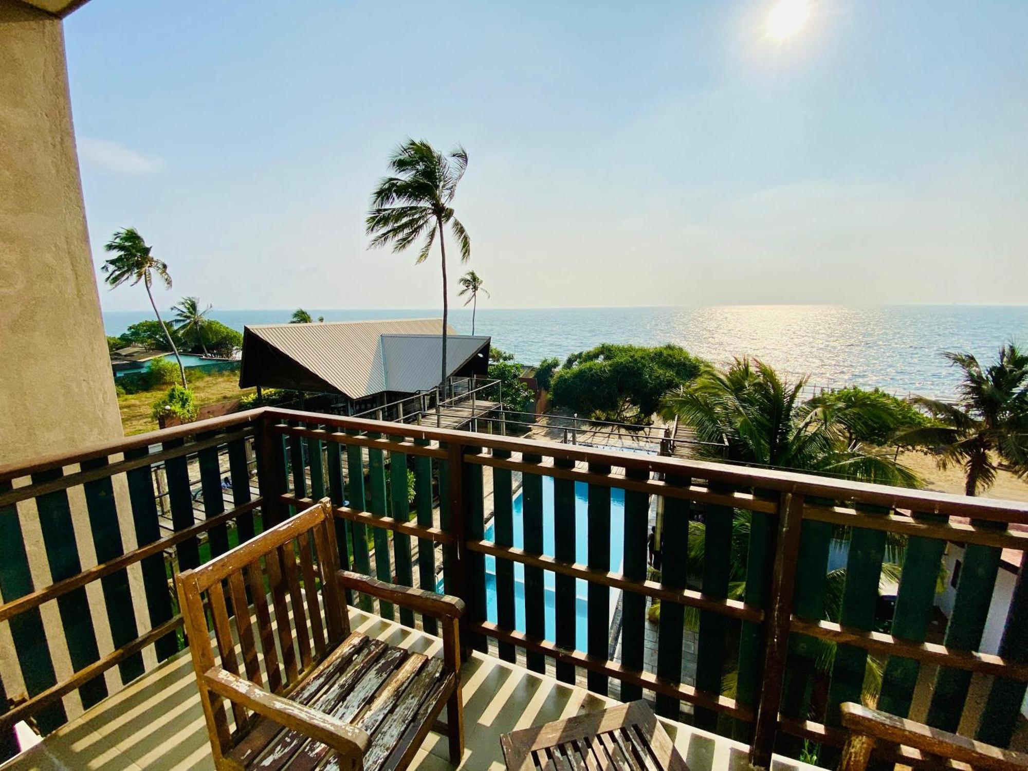 Saprin Beach Resort Uswetakeiyawa Zewnętrze zdjęcie