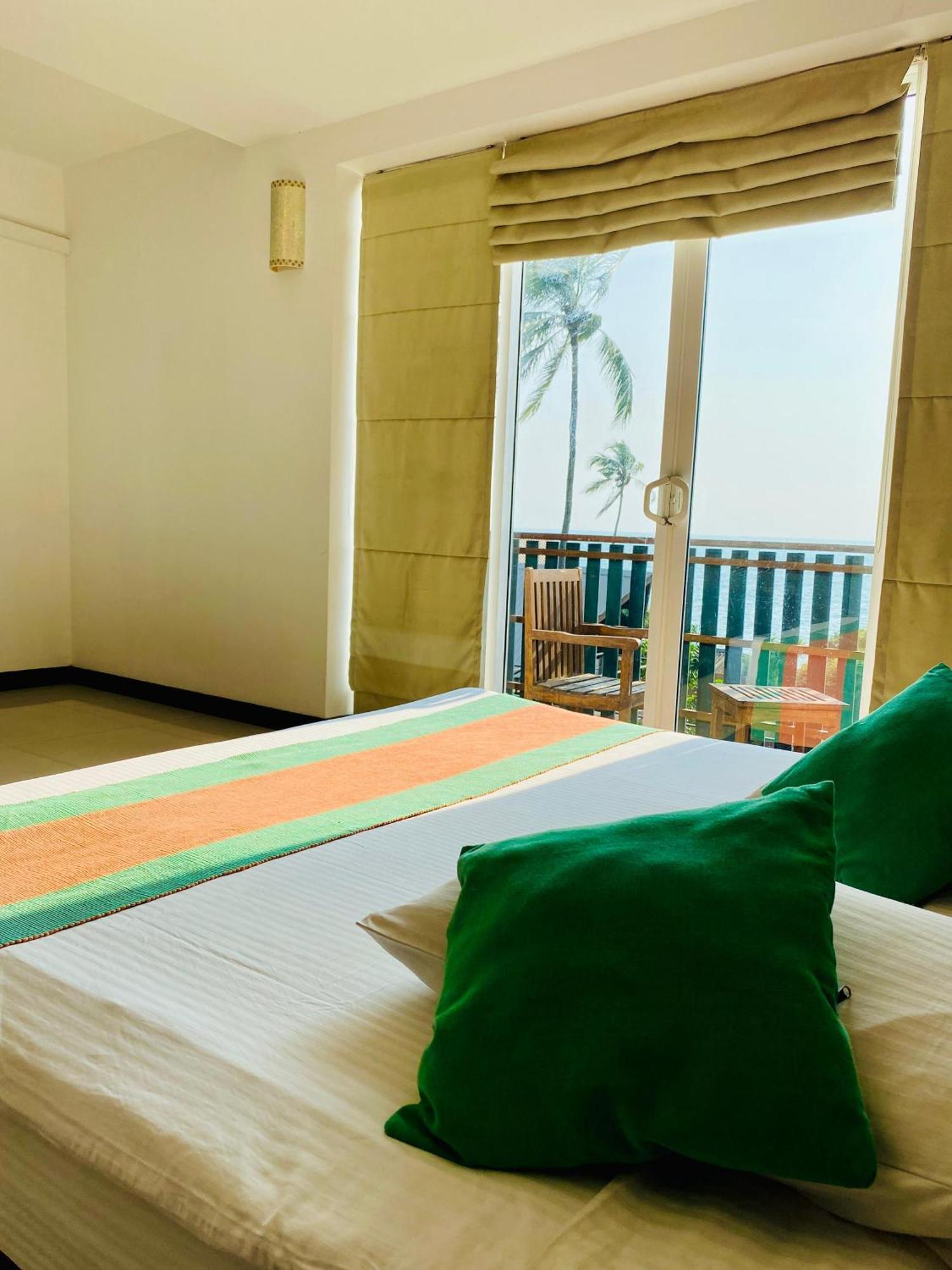 Saprin Beach Resort Uswetakeiyawa Zewnętrze zdjęcie