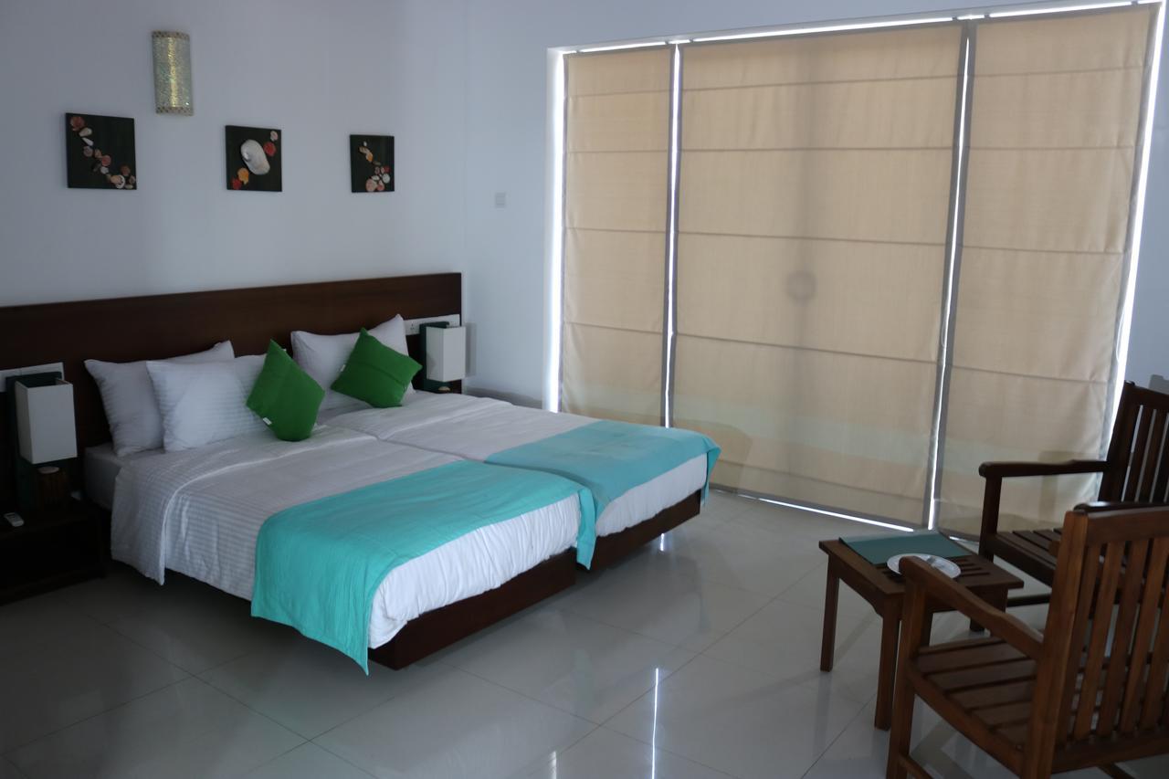 Saprin Beach Resort Uswetakeiyawa Zewnętrze zdjęcie