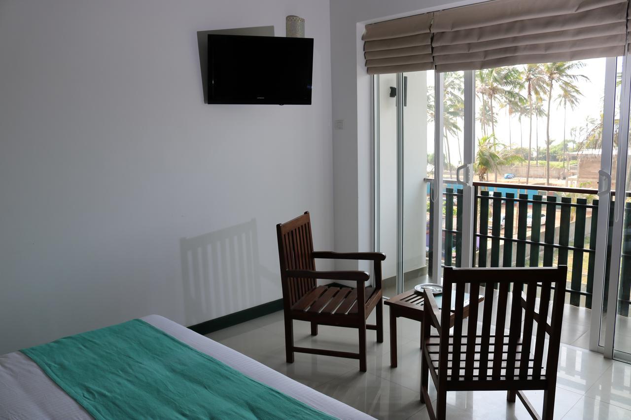 Saprin Beach Resort Uswetakeiyawa Zewnętrze zdjęcie