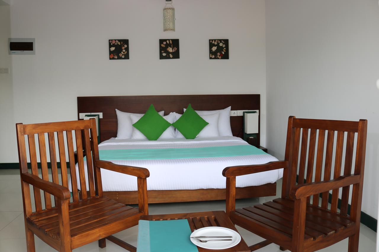 Saprin Beach Resort Uswetakeiyawa Zewnętrze zdjęcie