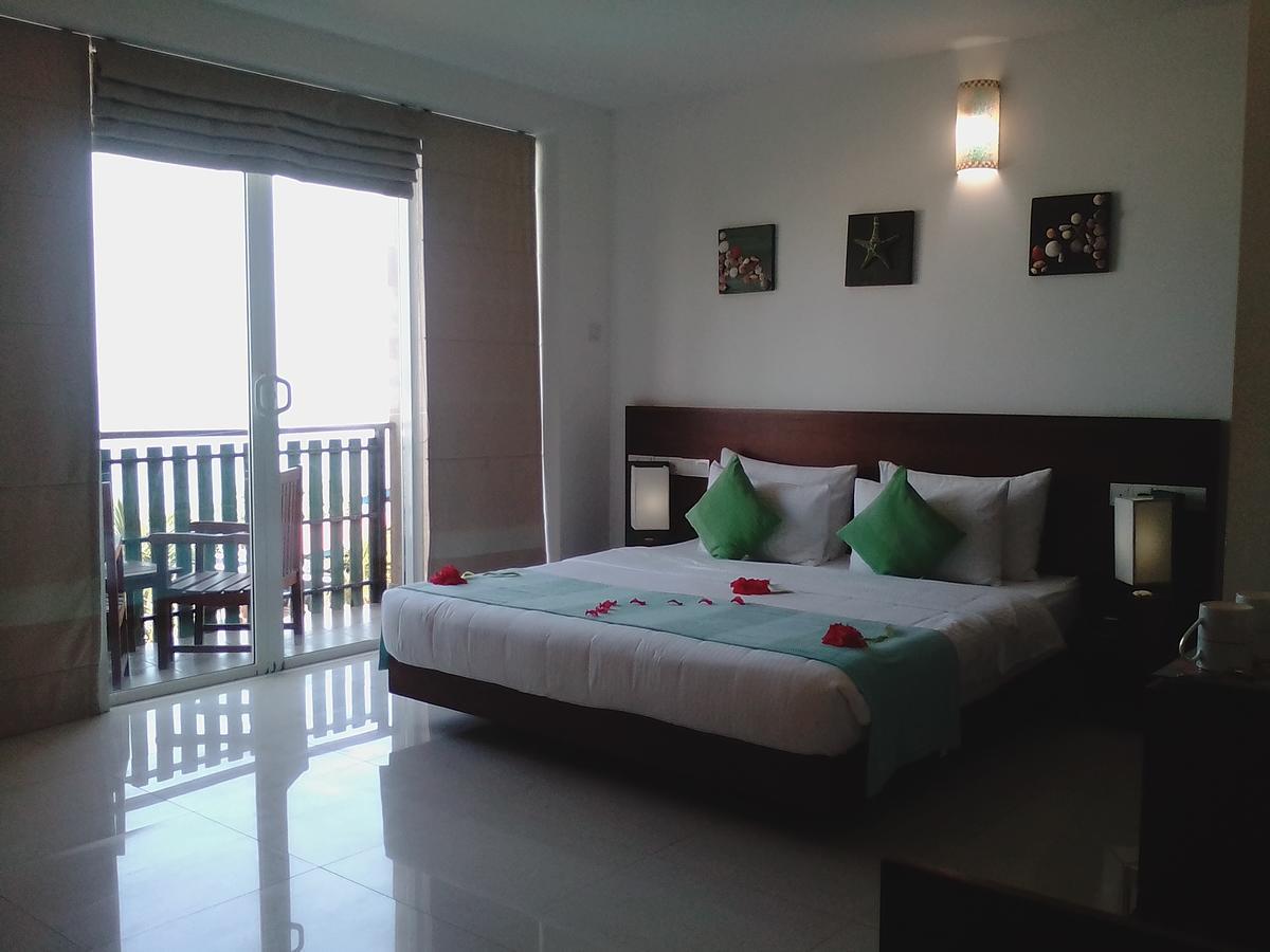 Saprin Beach Resort Uswetakeiyawa Zewnętrze zdjęcie