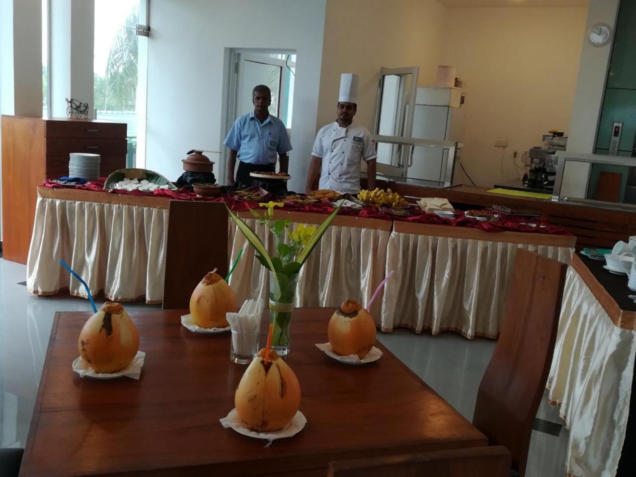 Saprin Beach Resort Uswetakeiyawa Zewnętrze zdjęcie